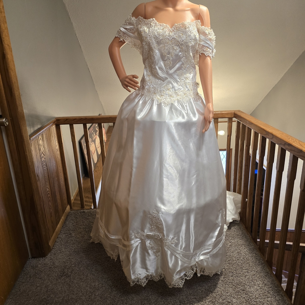 Elegant Eden Bridals Off-Shoulder Lace Wedding Dress Size 28 With Train